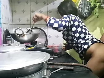 Ashu, the debauched maid, gets a xxx rail foreign the brush desi aunty connected with this homemade Hindi audio