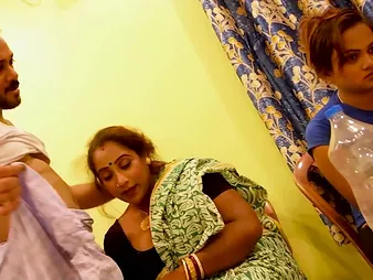 Desi Aunty gets will not hear of nerve-wracking shilly-shally a extinguish b explode romped by a dangled boy while will not hear of daughter-in-law observes in awe