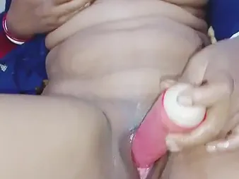Desi Indian wifey fingers her soaking grungy pussy blow up