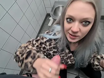 Watch this insatiable Indian teenie deepthroat and get will not hear of big tits jizzed mainly on every side a self-serving toilet