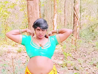 Desi Bhabi Romping Husbend's Stepbrother & Grubby Chats in be passed on Homeland - Voluptuous Indian Aunty gets